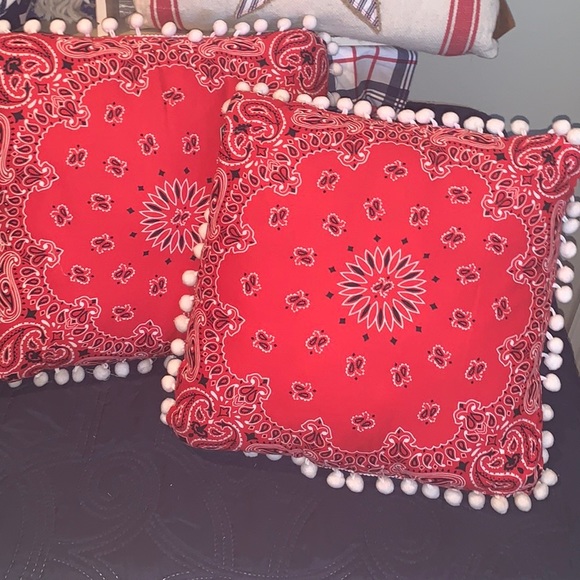 SET OF TWO FLAGS W. BANDANAS ON OPPOSITE SIDE - Picture 2 of 2